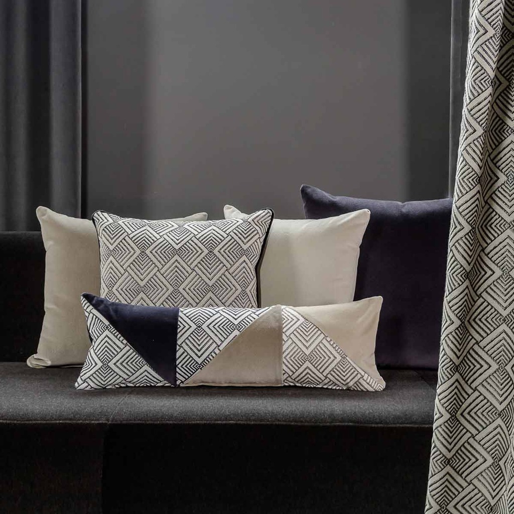 Luxurious cushion square Carrè in geometric fabric