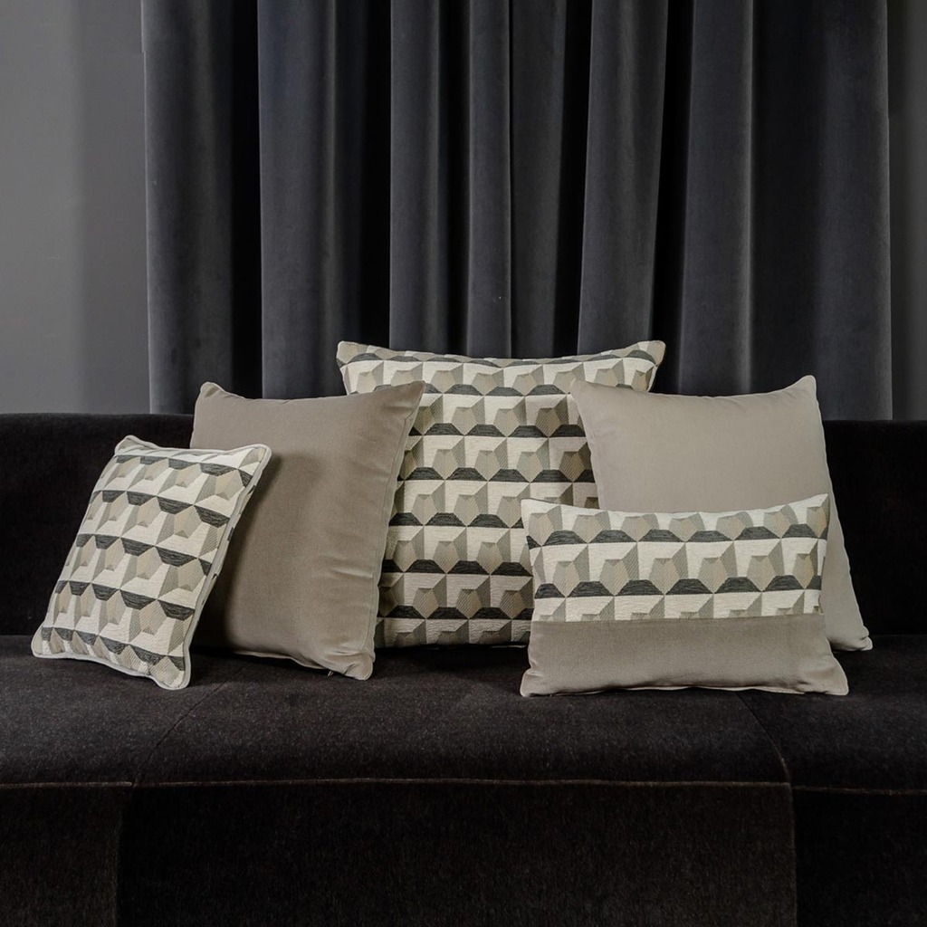 Luxurious cushion square Carrè in solid color velvet