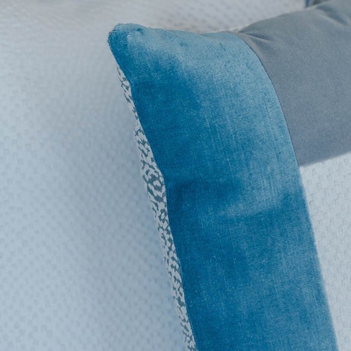 Luxurious cushion square Carrè T in false unit fabric