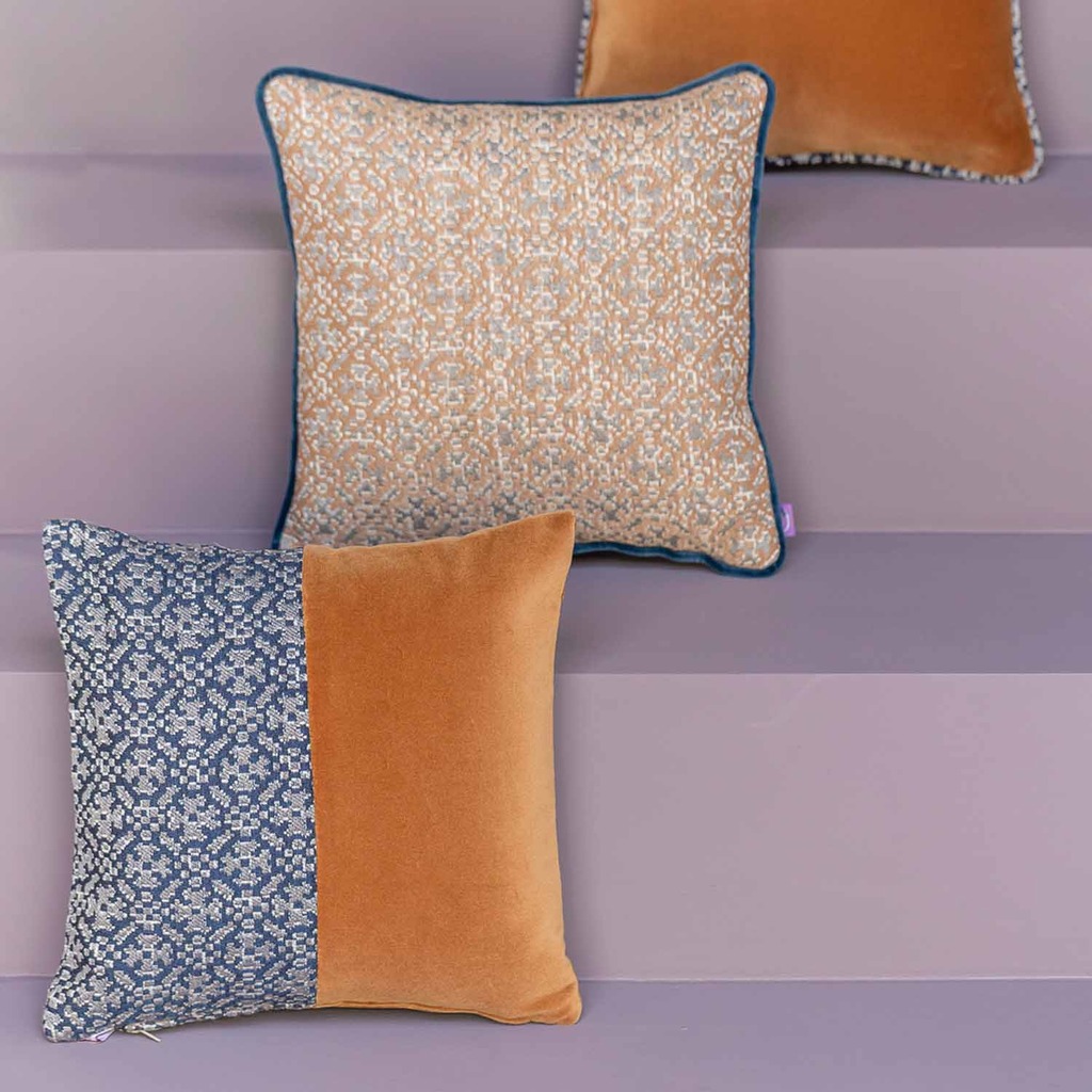 Luxurious cushion square Carrè Bis in geometric fabric