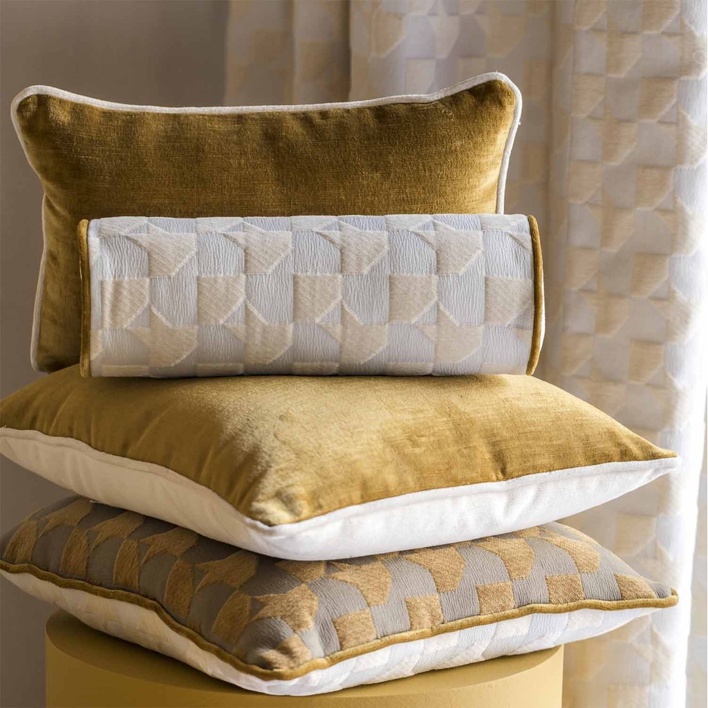Luxurious cushion rectangular Longue in geometric fabric